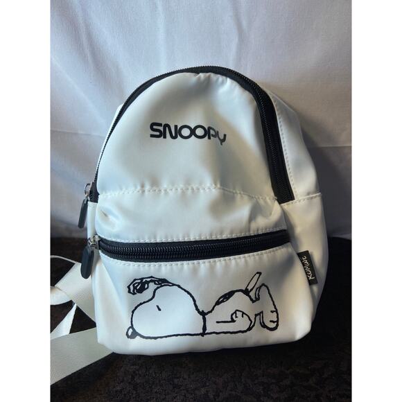 Snoopy mini crossbody/backpack - Picture 3 of 9